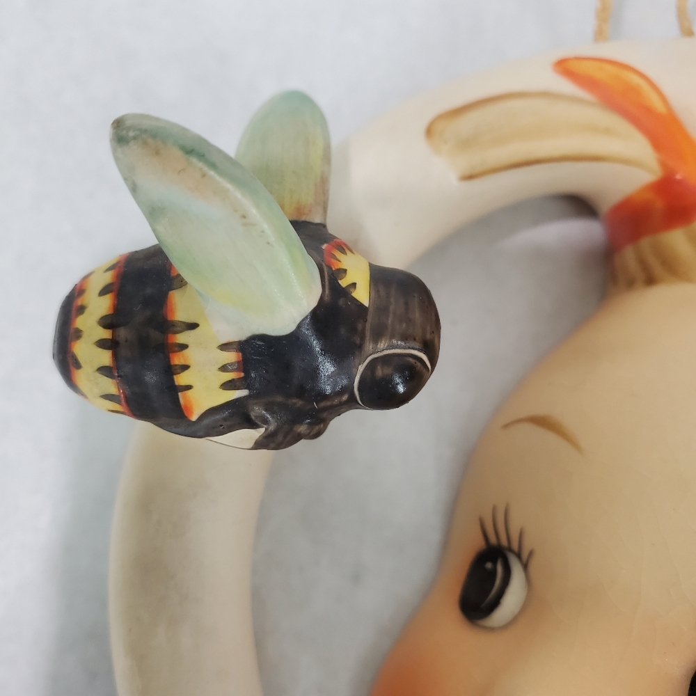 Vintage Hummel Wall Plaque "BA BEE" Girl, - in GREAT shape!! - Picture 4 of 14